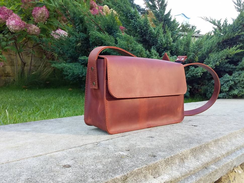 Кожаная женская сумка AV2 Коньячная (B333)