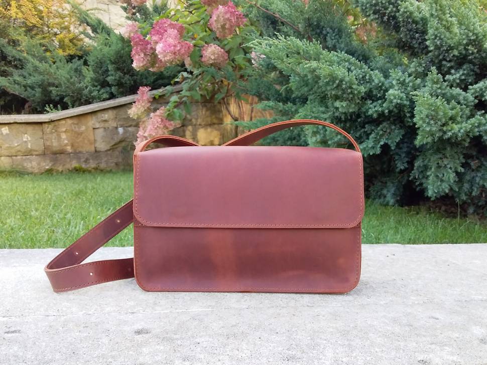 Кожаная женская сумка AV2 Коньячная (B333)