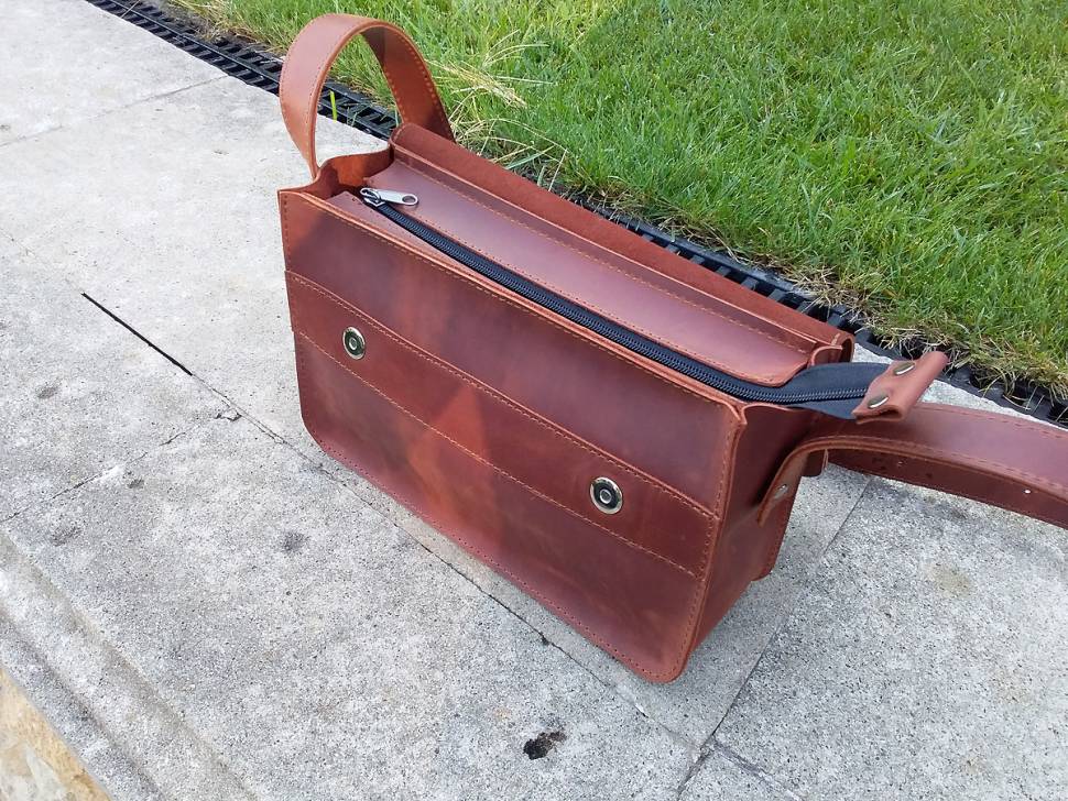 Кожаная женская сумка AV2 Коньячная (B333)