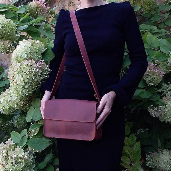 Кожаная женская сумка AV2 Коньячная (B333)