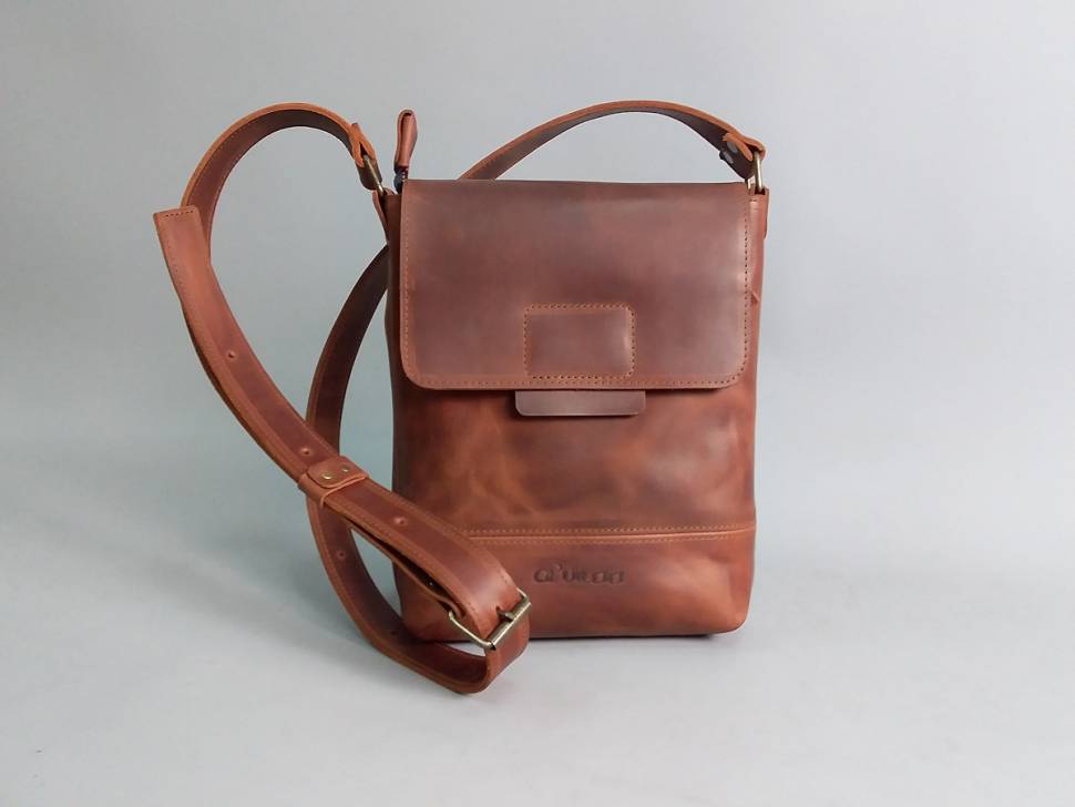 Шкіряна жіноча сумка через плече AV2 Чорна (B315)