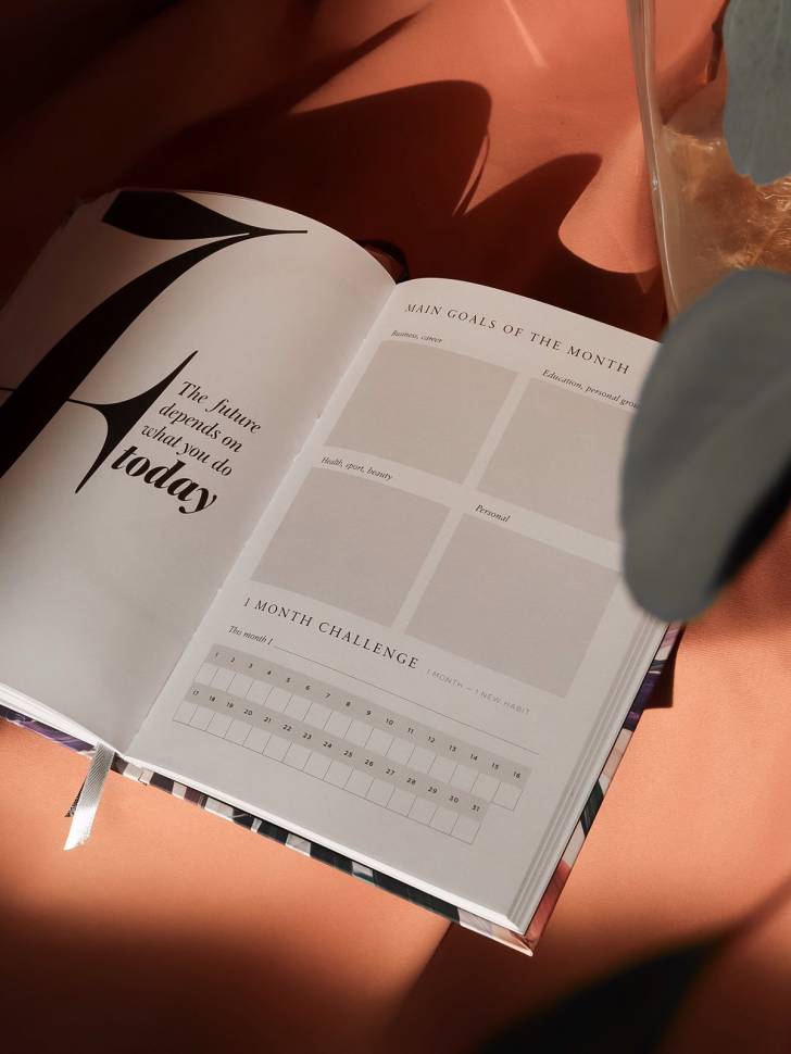 Ежедневник на год Goals Planner Flowers + наклейки