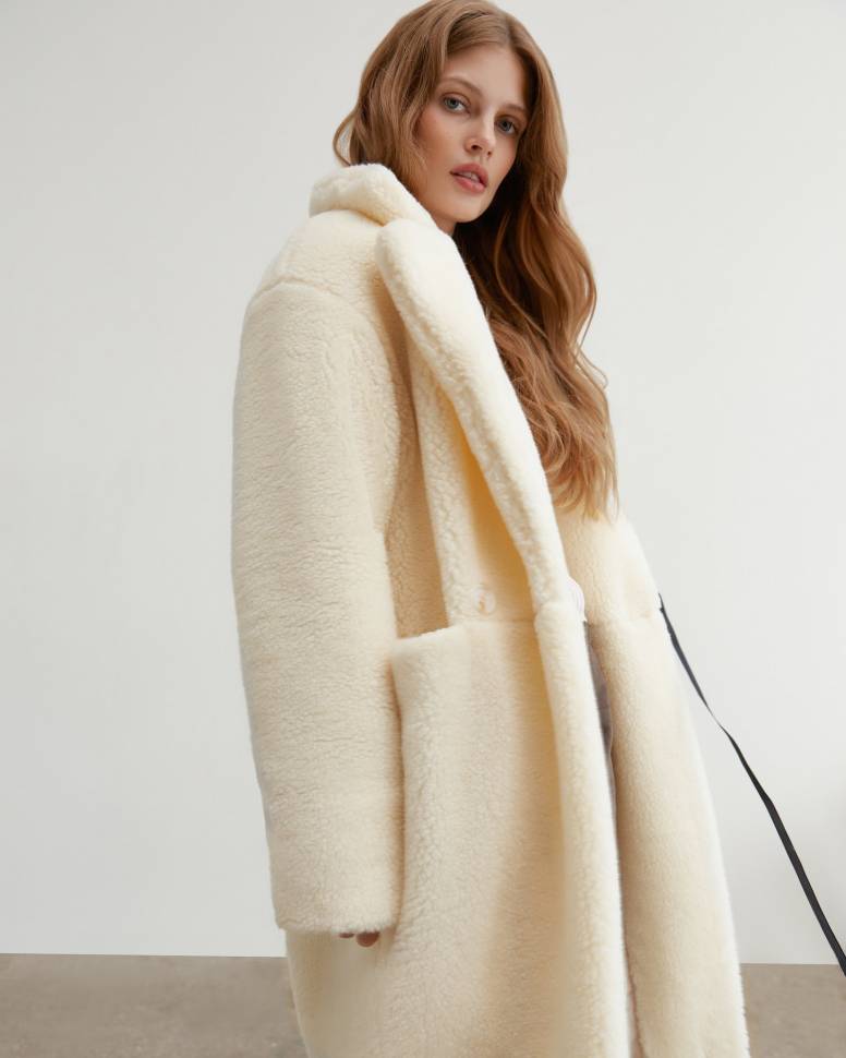 Длинная шуба из эко-меха с карманами в шве Молочная