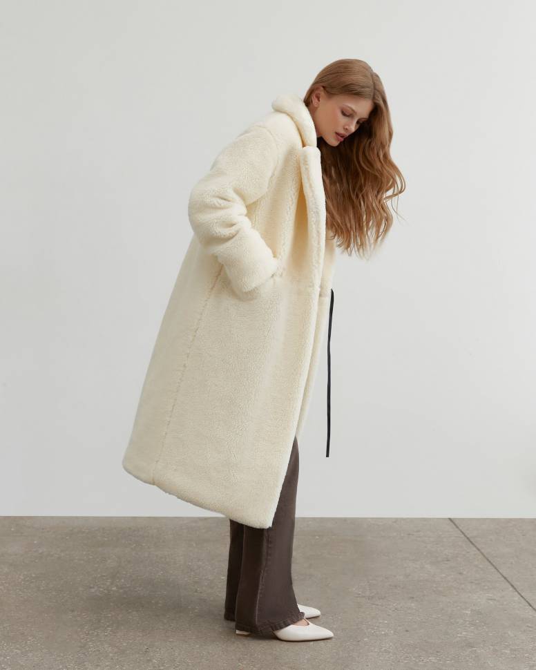 Длинная шуба из эко-меха с карманами в шве Молочная