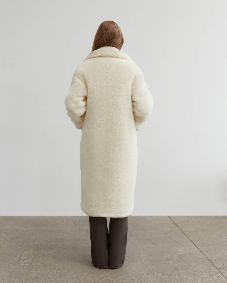 Длинная шуба из эко-меха с карманами в шве Молочная