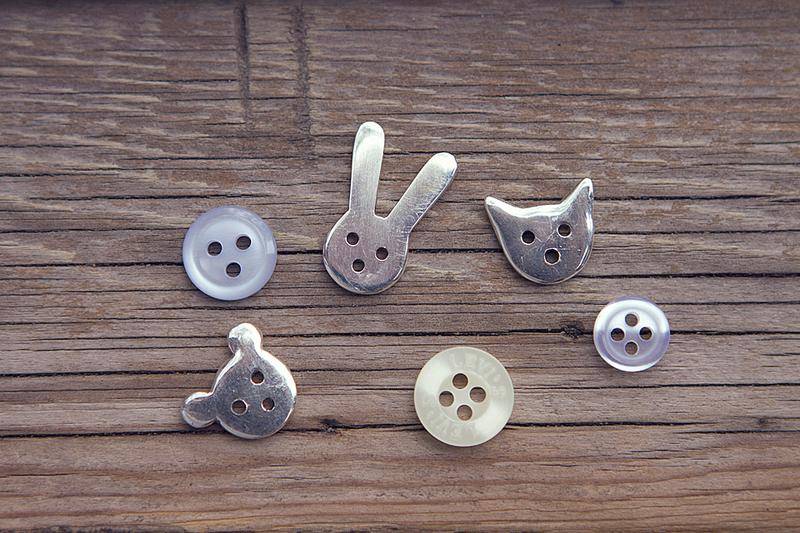 Акцентная пуговица из серебра Côte & Jeunot Кот