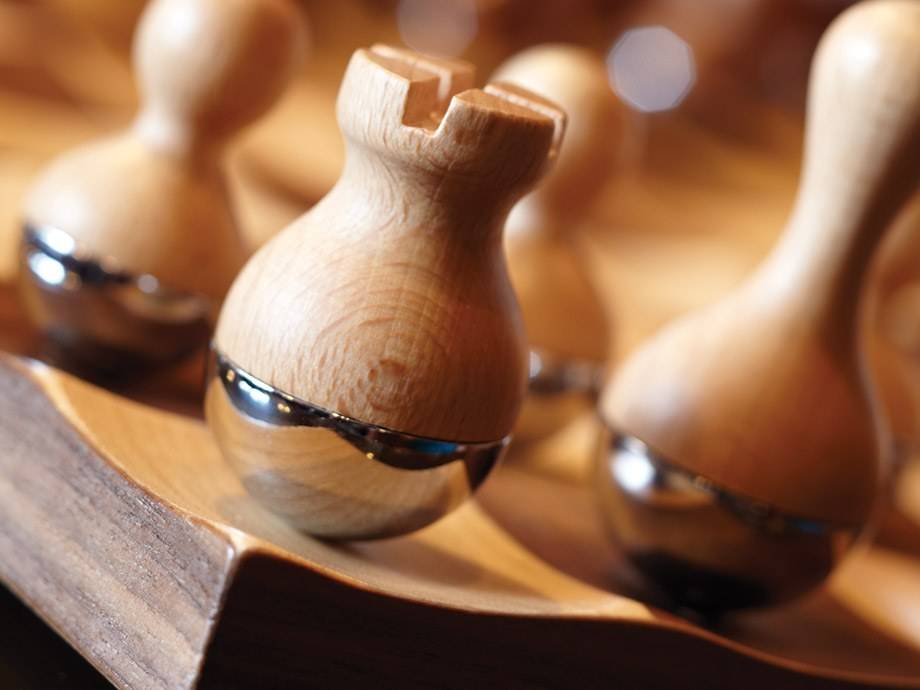 Шахматы Wobble Umbra Walnut