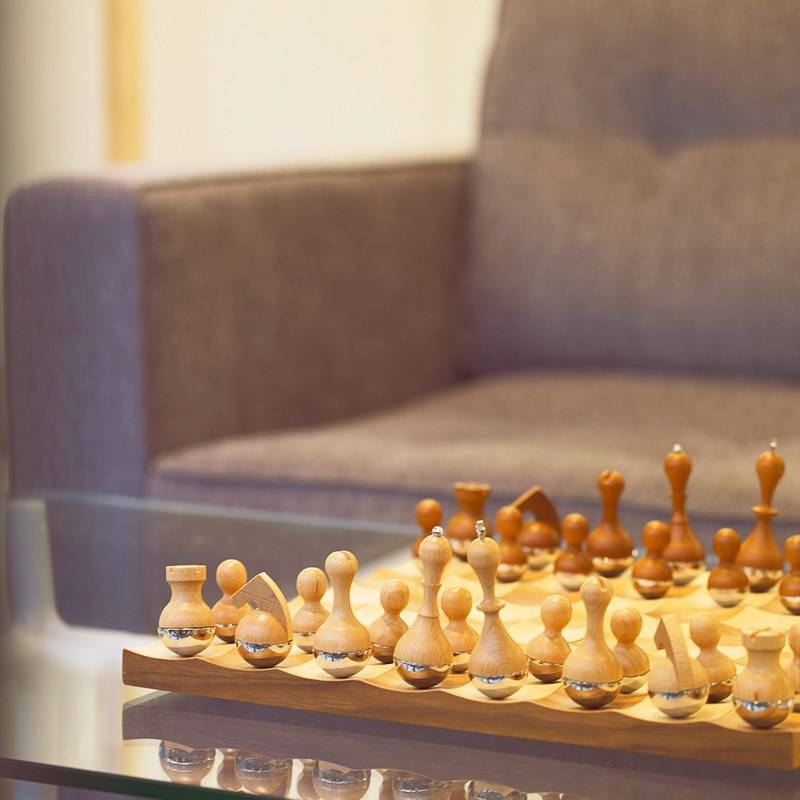 Шахматы Wobble Umbra Walnut