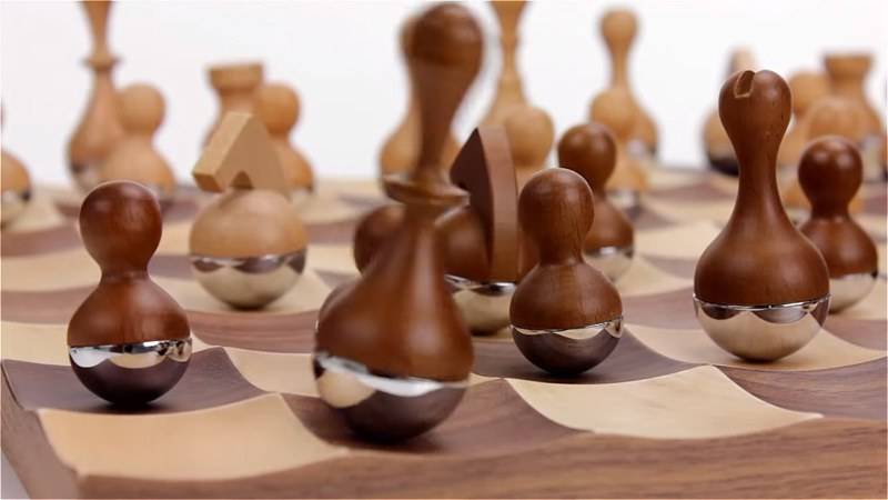 Шахматы Wobble Umbra Walnut