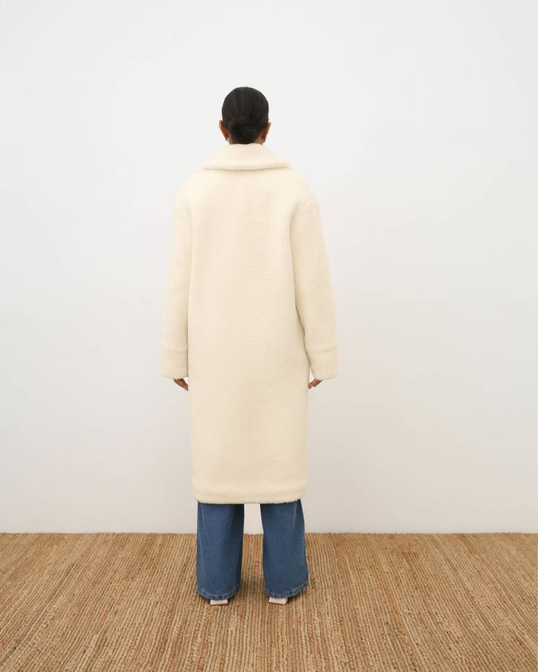 Длинная шуба из эко-меха Ava Молочная Длинная шуба из эко-меха Ava Молочная