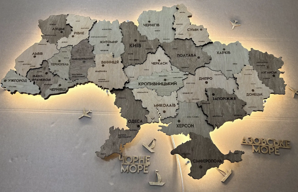 Деревʼяна мапа України з підсвіткою на акрилі
