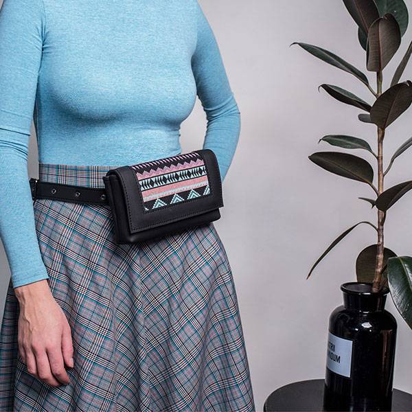 Поясная сумка из экокожи Ornament Черная с принтом