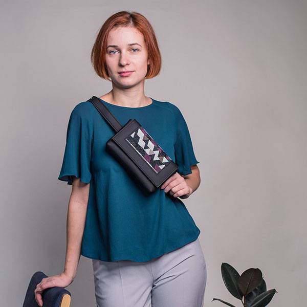 Поясная сумка из экокожи Ornament Черная с принтом Треугольники