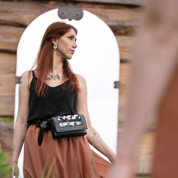 Поясная сумка из экокожи Ornament Черная с принтом Треугольники