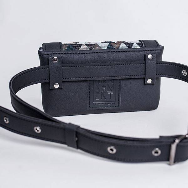 Поясная сумка из экокожи Ornament Черная с принтом Треугольники