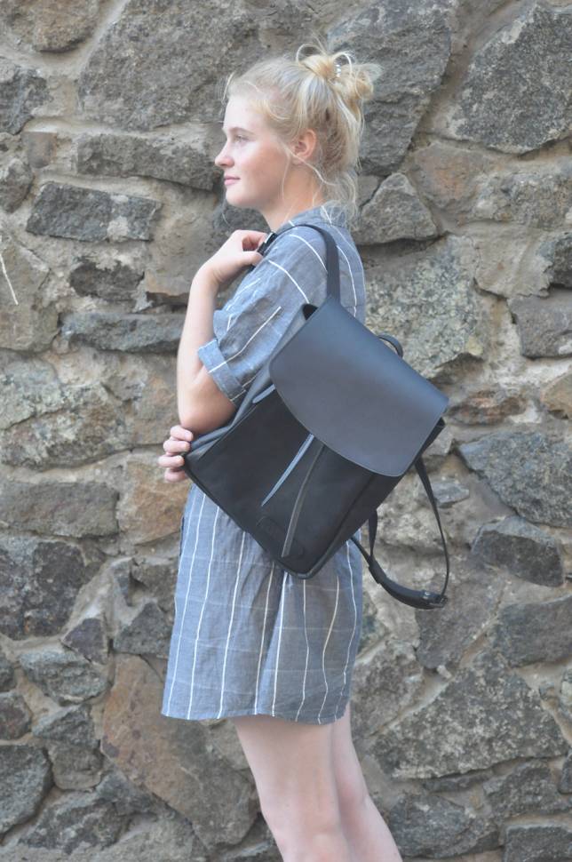 Женский кожаный рюкзак AV2 Черный (P521)