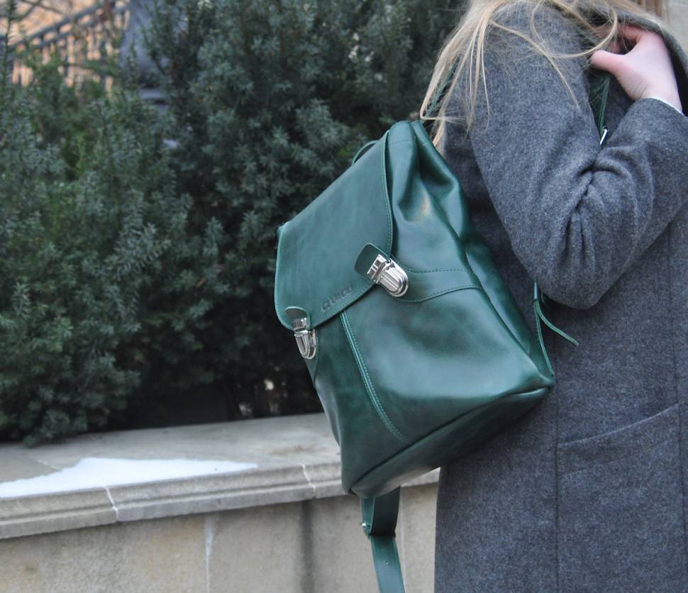 Шкіряний жіночий рюкзак AV2 Чорний (P520)