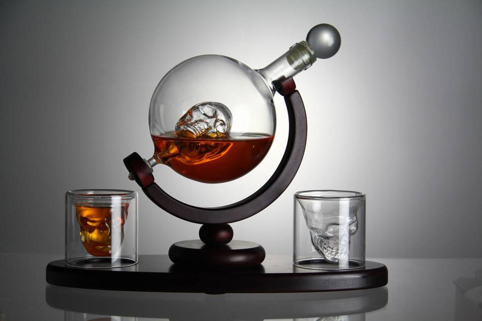 Набор для виски подарочный Доктор Фауст"(штоф стекло 850мл + 2 стакана)